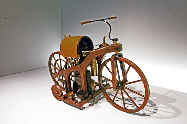 (85-1b) 08-01-15_1917 1885 Dimler RidingCar　.JPG